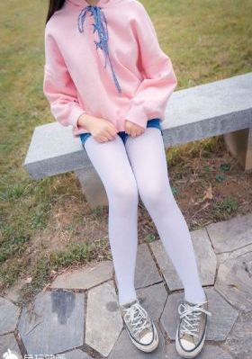 欧美裸粉色长裙_超清电影在线看